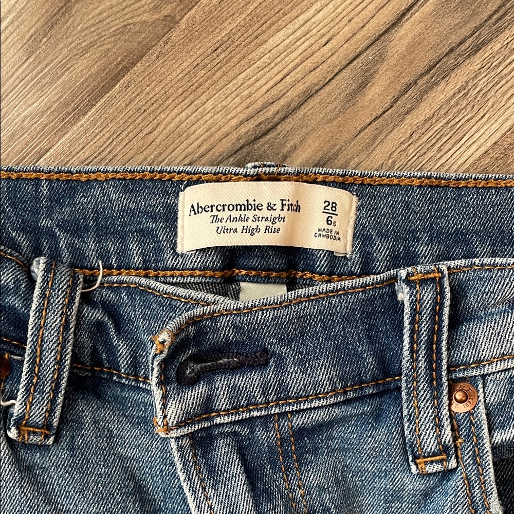 Abercrombie & Fitch Relaxed Blue Ripped Jeans - Picture 2 of 2